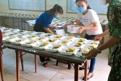 Chi đoàn trường mầm non Đức Hòa tham gia nấu ăn cho các khu cách ly trên địa bàn huyện Mộ Đức